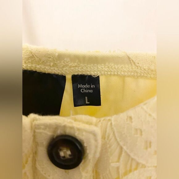 Yellow lace dress size L with button front closure. Mini. Juniors - Picture 6 of 7